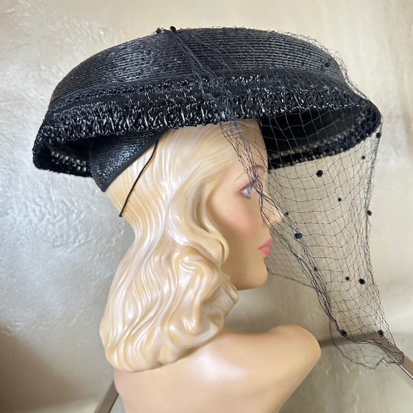 MAGNIFICENT 1950s' BLACK STRAW CARTWHEEL HAT WIITH FULL DOTTED VEIL - Picture 6 of 13